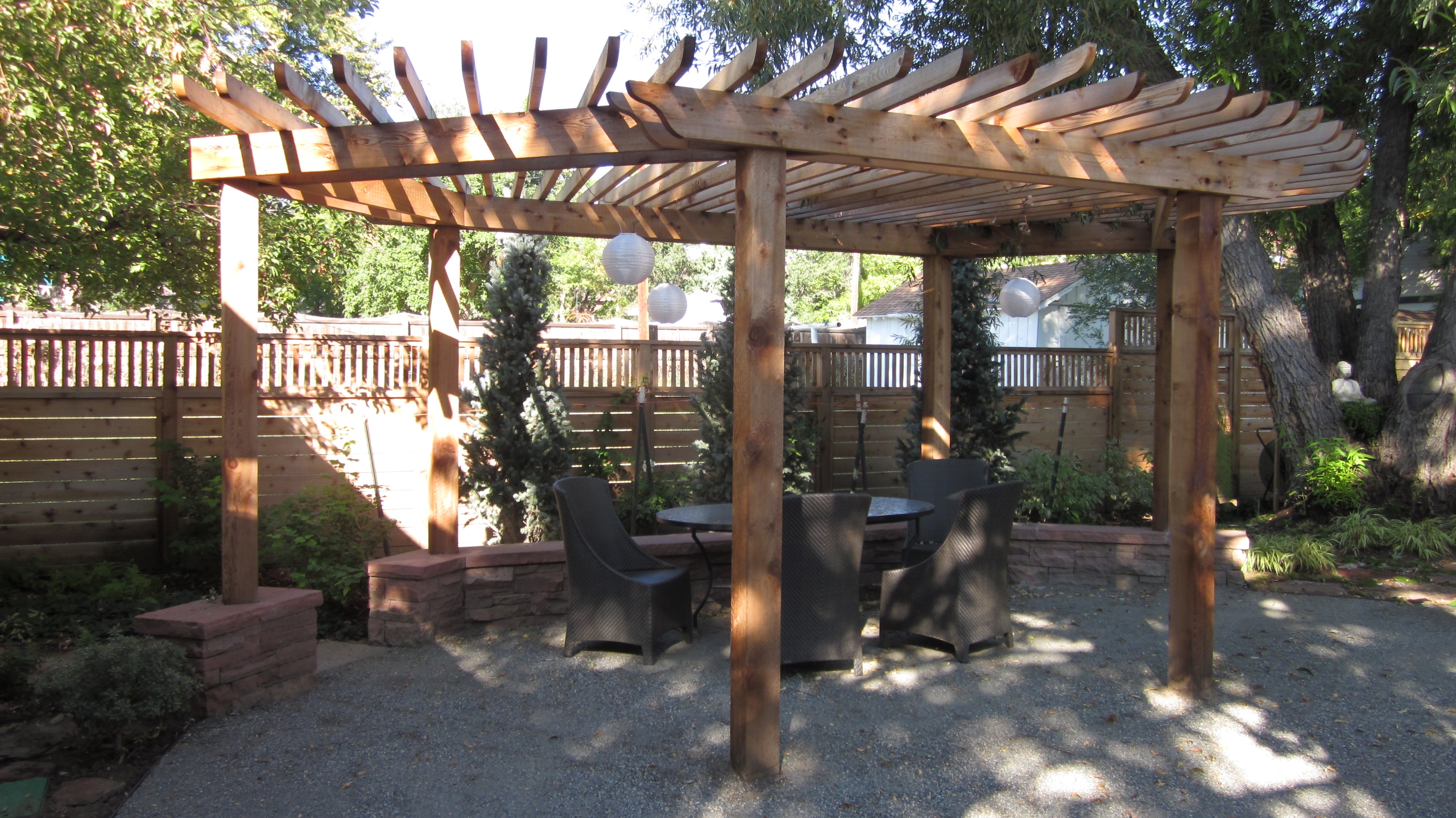 patio-pergola-with-horizontal-fence-behind